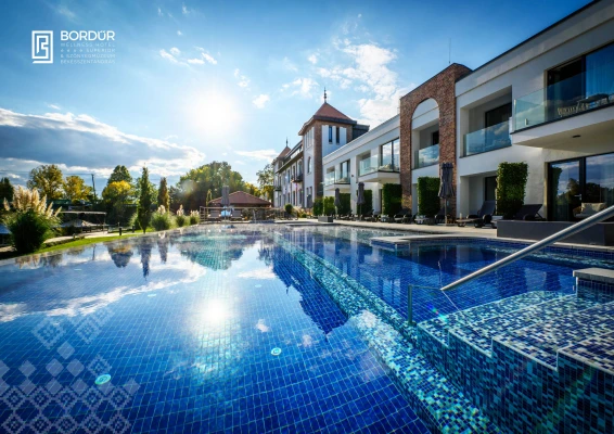  Júniusi áreső az Év Hotelében