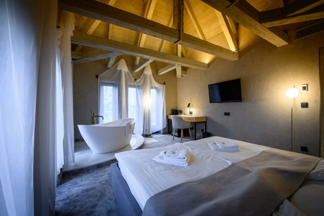 Deluxe „Hídfő” tower room with panoramic bathtub