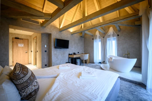 Deluxe tower room with panoramic bathtub and jacuzzi