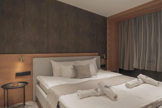 „Torontáli” room with pool view