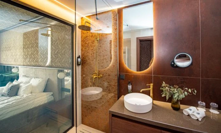 Superior room with bathtube and waterfront terrace 2