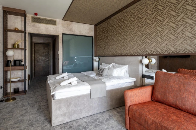 Superior room with bathtube and waterfront terrace 2