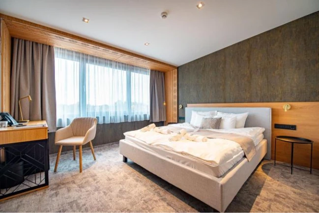 „Torontáli” room with pool view