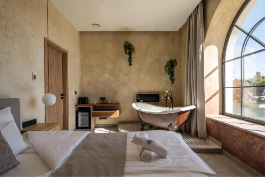 Panorama suite with in-room Devon bathtube