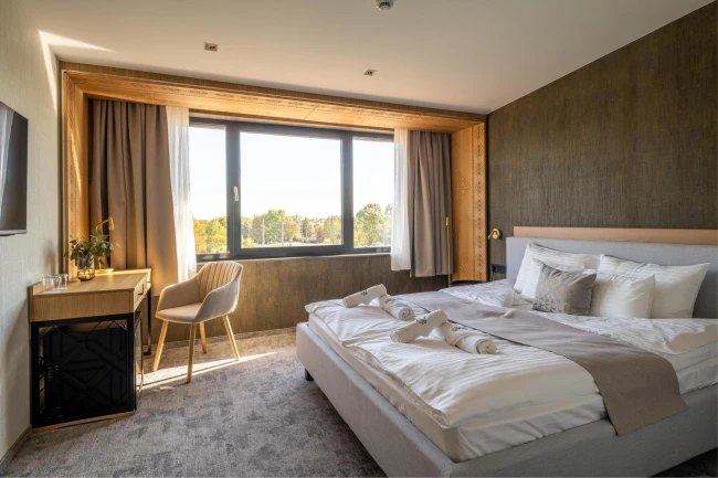 „Torontáli” room with pool view