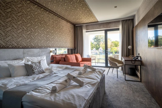 Superior room with bathtube and waterfront terrace 2